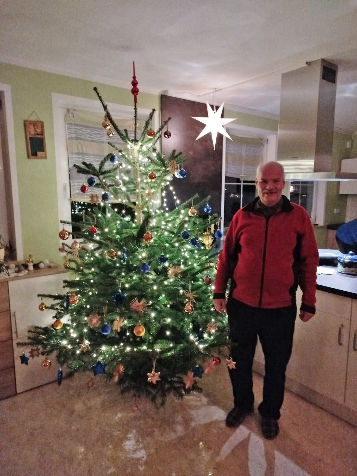 Außenwohngruppe Topfmarkt Bad Lobenstein, Bewohner vor dem Weihnachtsbaum