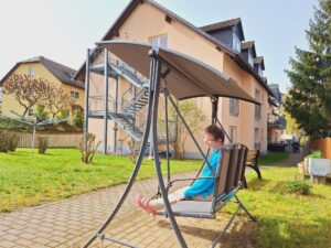 Besondere Wohnform Michaelishaus Schleiz, Bewohnerin auf der Hollywoodschaukel