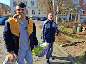 Besondere Wohnform Michaelishaus Schleiz, zwei Bewohner kommen vom Einkaufen