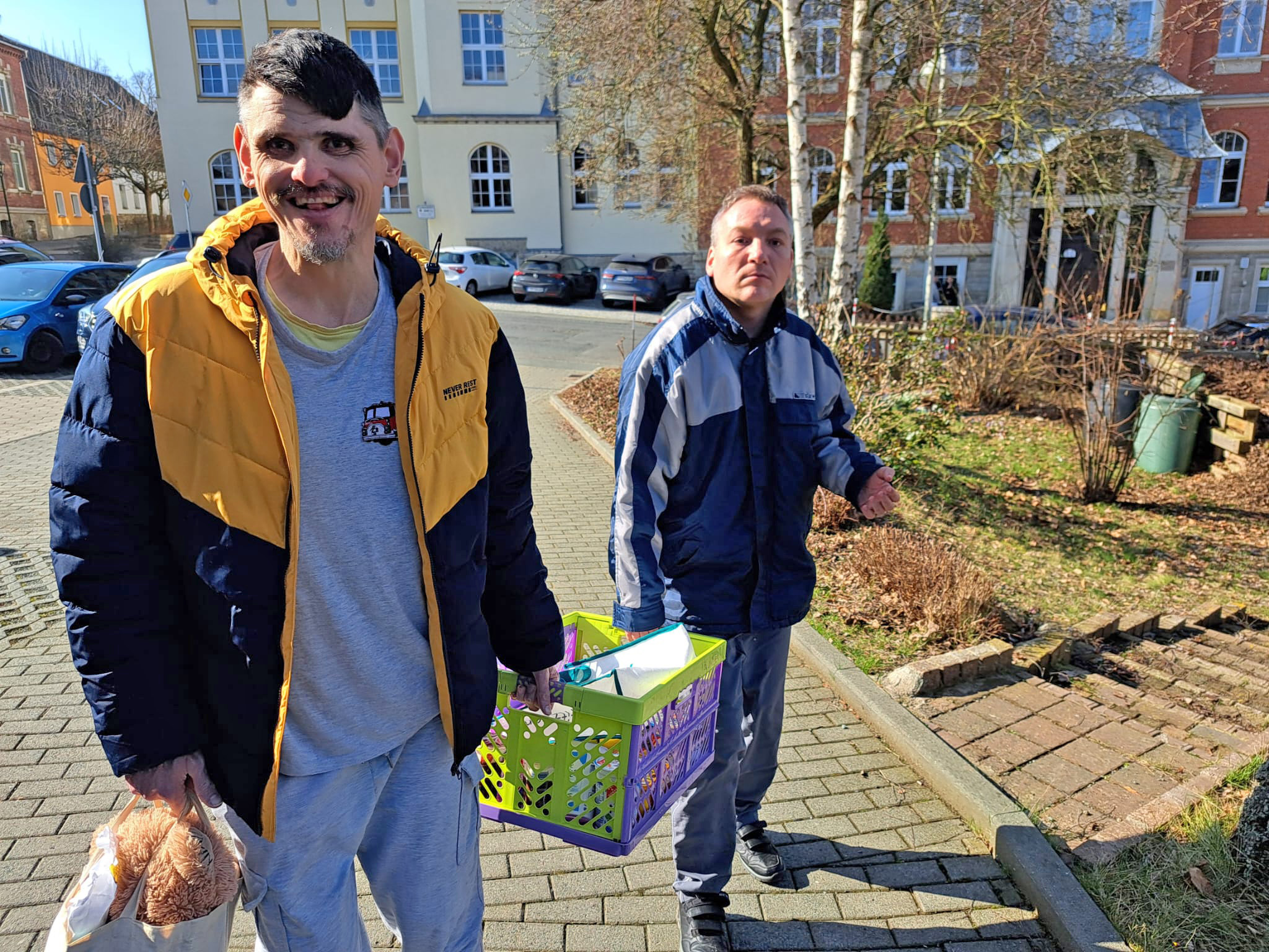 Besondere Wohnform Michaelishaus Schleiz, zwei Bewohner kommen vom Einkaufen