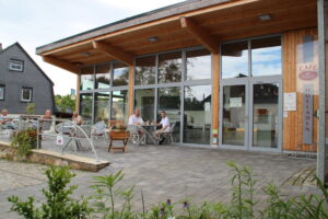 Besondere Wohnformen Altengesees_Eingang zum Hofladen mit Christocafé auf dem Gelände