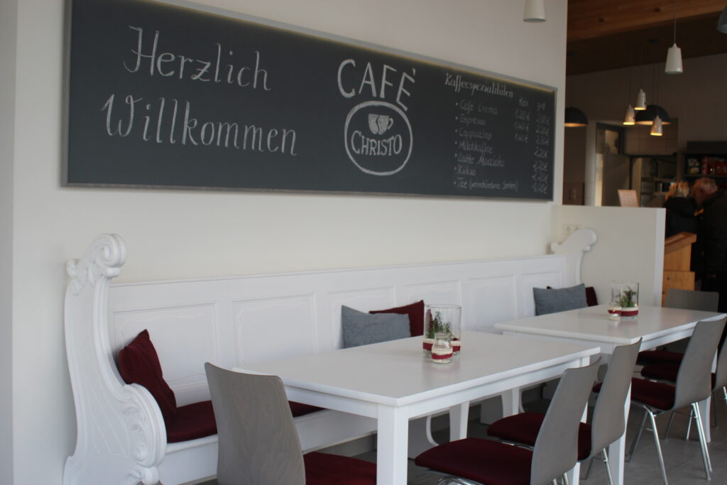 Christo-Bäckerei Altengesees, Blick in das Café mit Tisch und Bänken