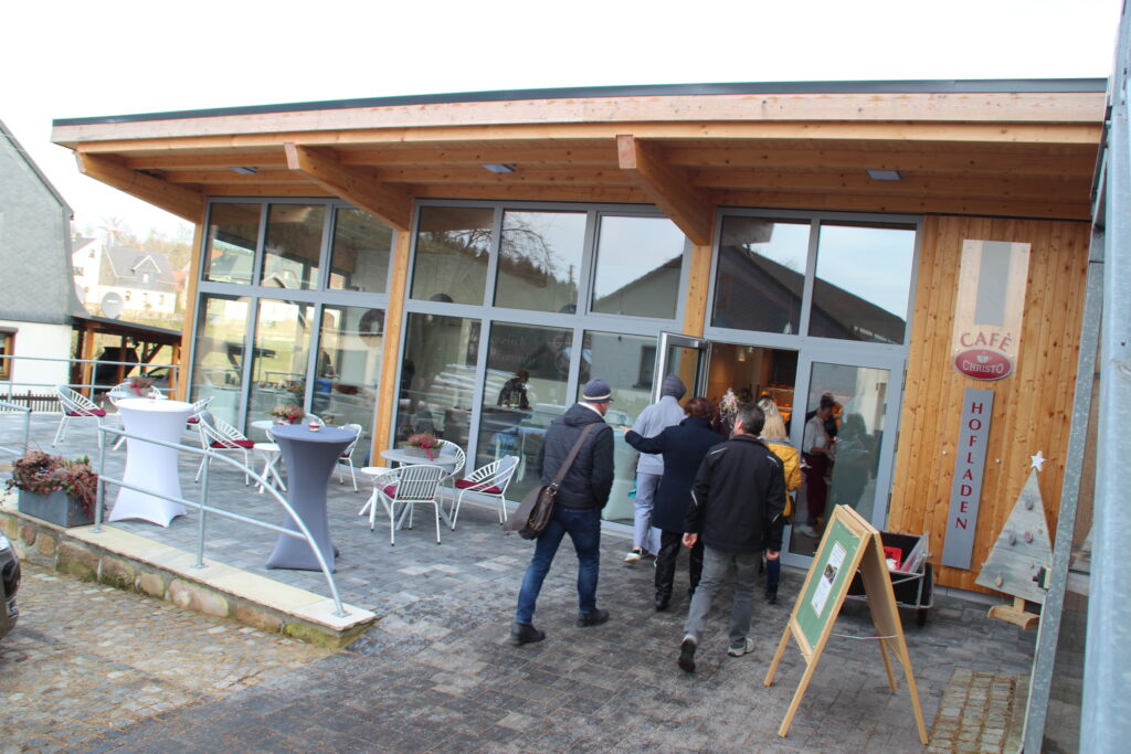 Christo-Bäckerei Altengesees, Hofladen, Menschen gehen zur Tür hinein