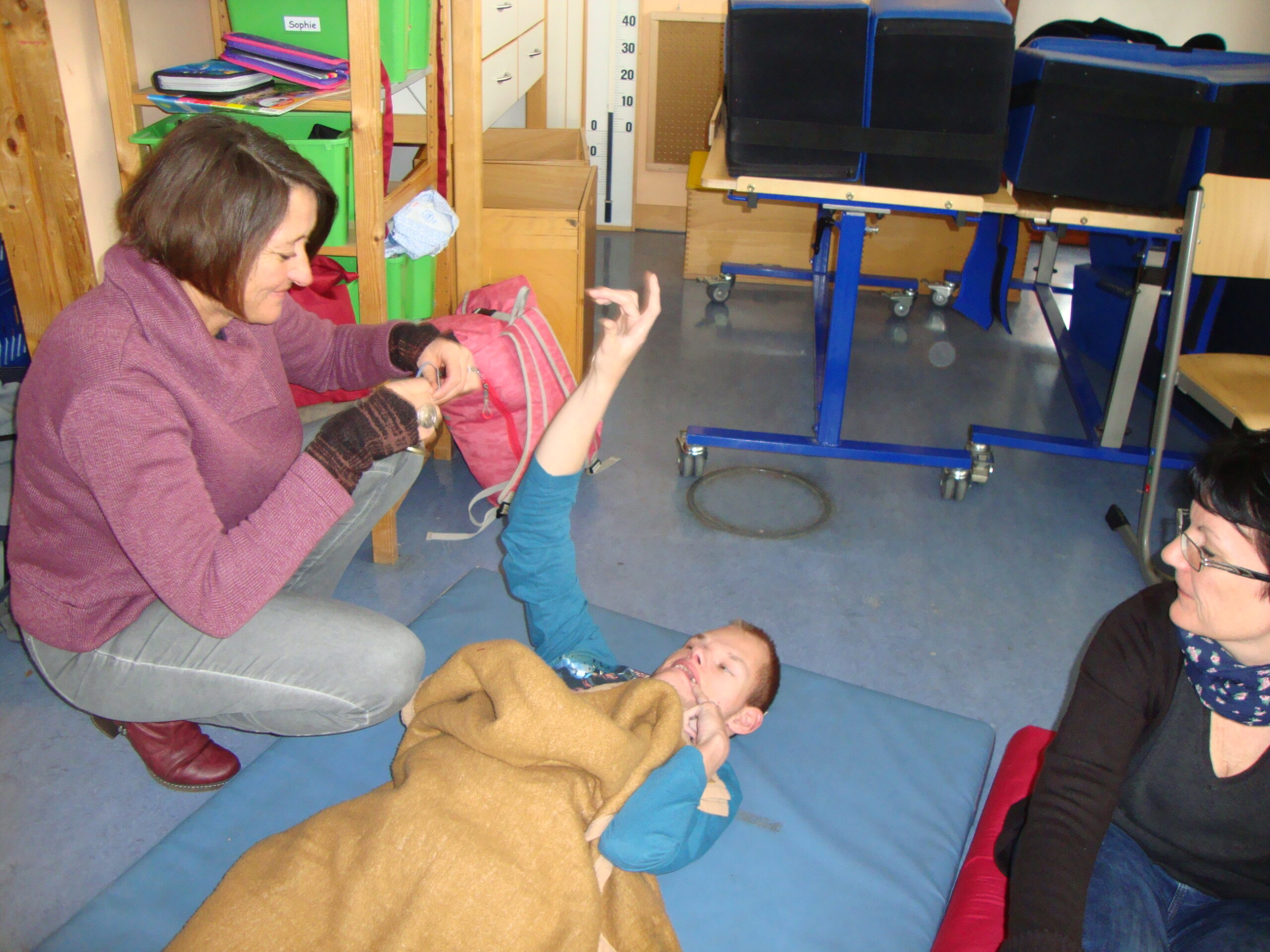 Johannes Landenberger Förderzentrum Johannes Falk in Weimar - Klangschalentherapie mit Schulleiterin Andrea König