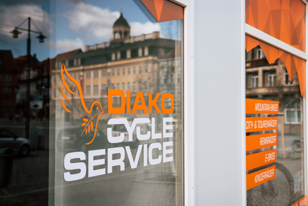 Schaufenster mit Logo des Diako Cycle Service
