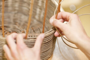 Ergotherapie-Praxis Weimar_Hände bei Korbflechten