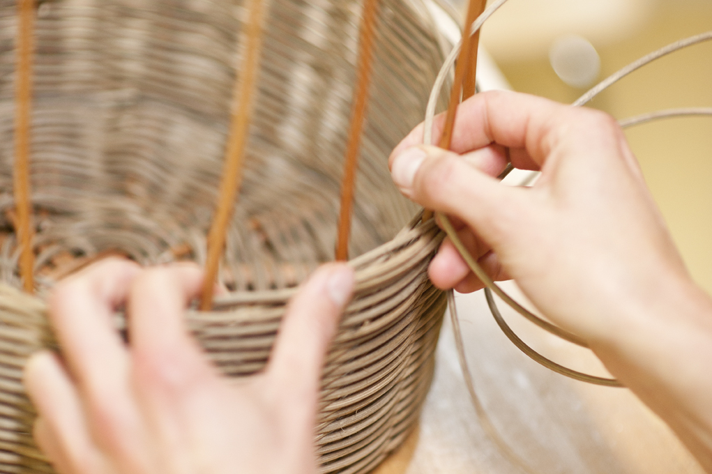 Ergotherapie-Praxis Weimar_Hände bei Korbflechten