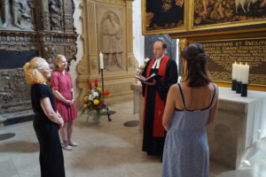 Evangelische Gemeinschaftsschule Weimar, Rektor Ramón Seliger mit Lehrkräften im Altarraum der Herderkirche Weimar