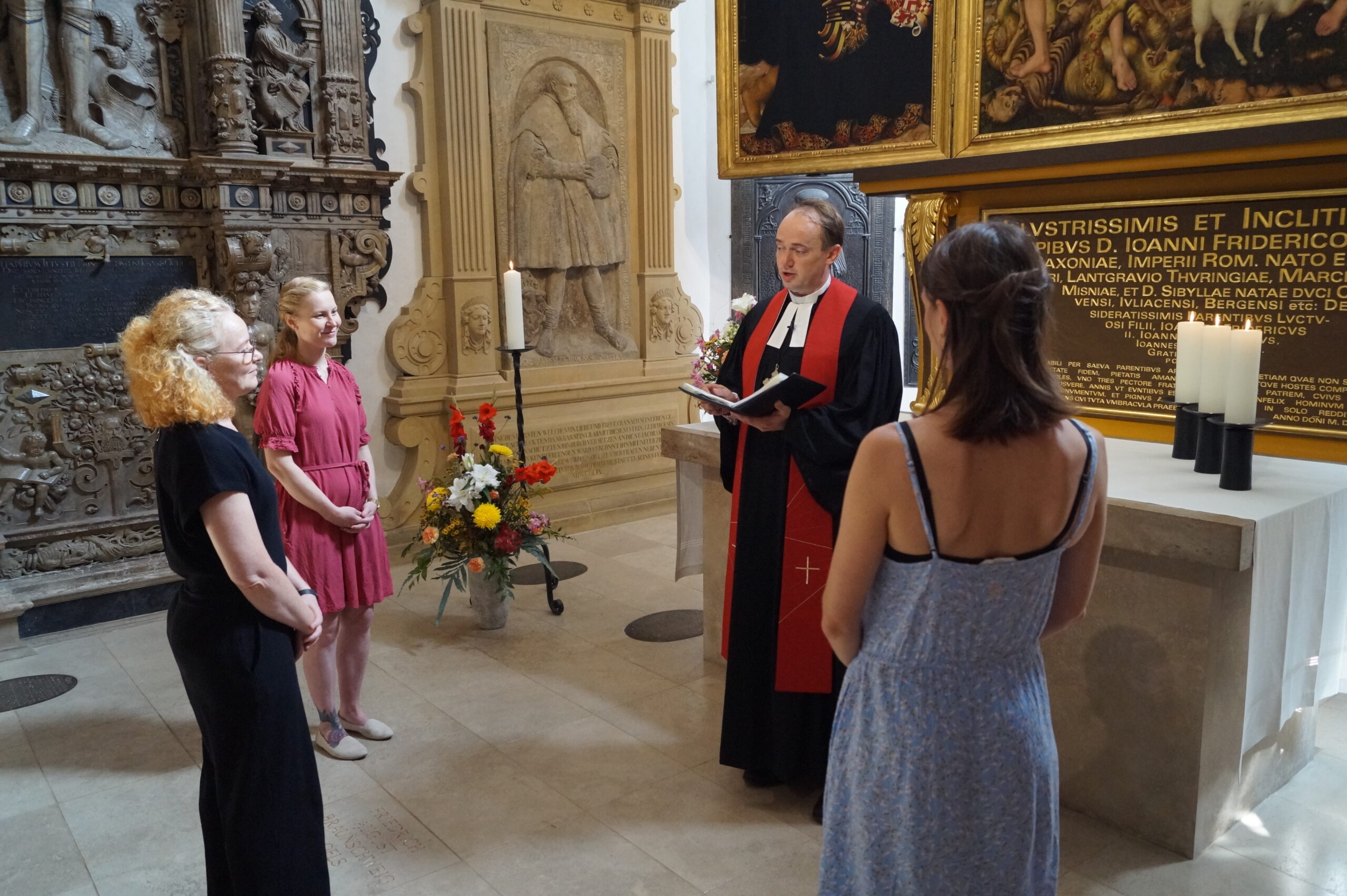 Evangelische Gemeinschaftsschule Weimar, Rektor Ramón Seliger mit Lehrkräften im Altarraum der Herderkirche Weimar