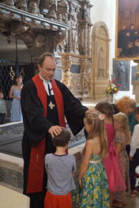 Evangelische Gemeinschaftsschule Weimar, Rektor Ramón Seliger segnet Schulanfänger in der Kirche