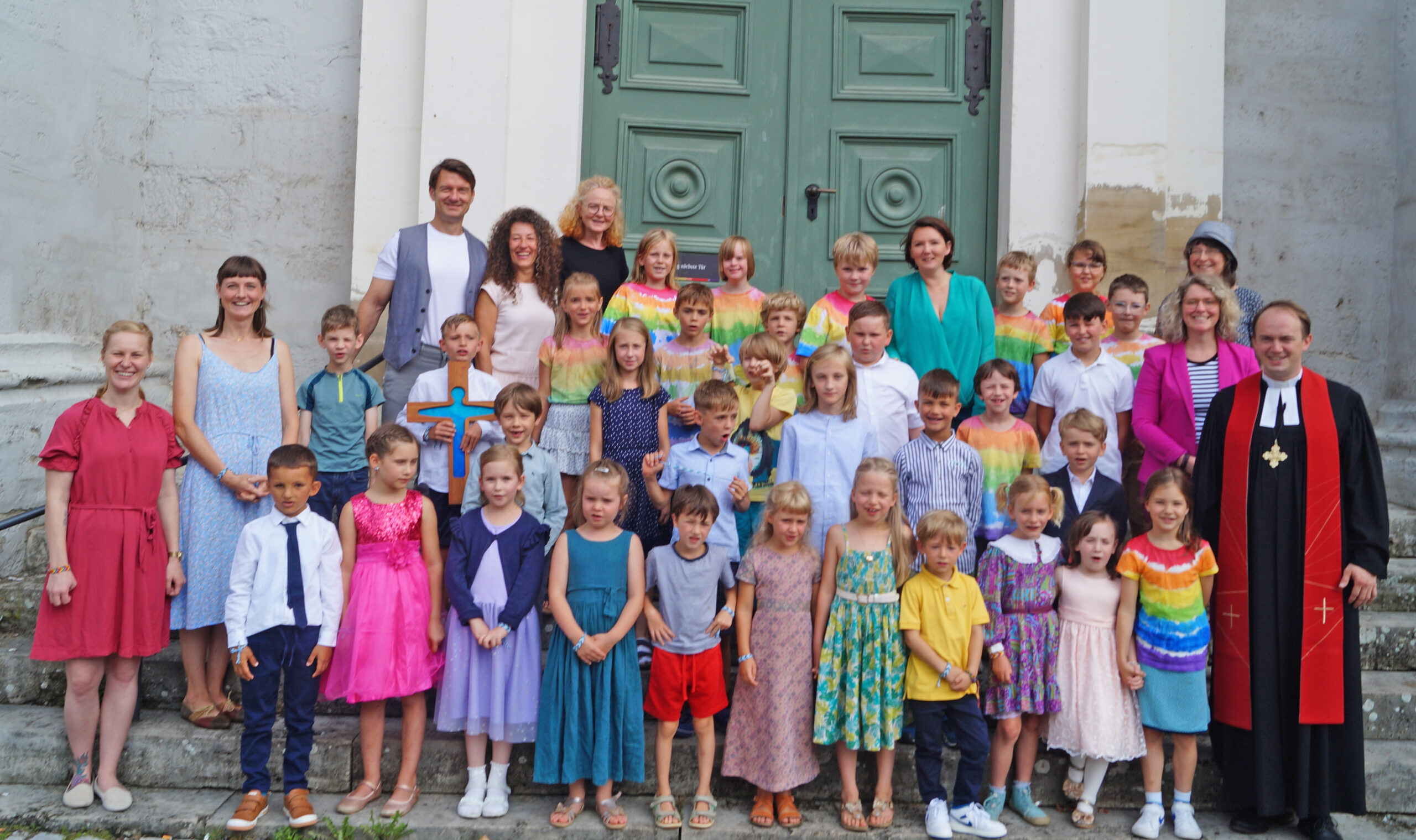 Evangelische Gemeinschaftsschule Weimar, Gruppenbild mit Schulanfängern an der Kirchentür
