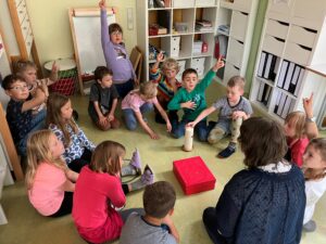 Evangelische Gemeinschaftsschule Weimar, Schüler sitzen auf dem Boden im Klassenzimmer