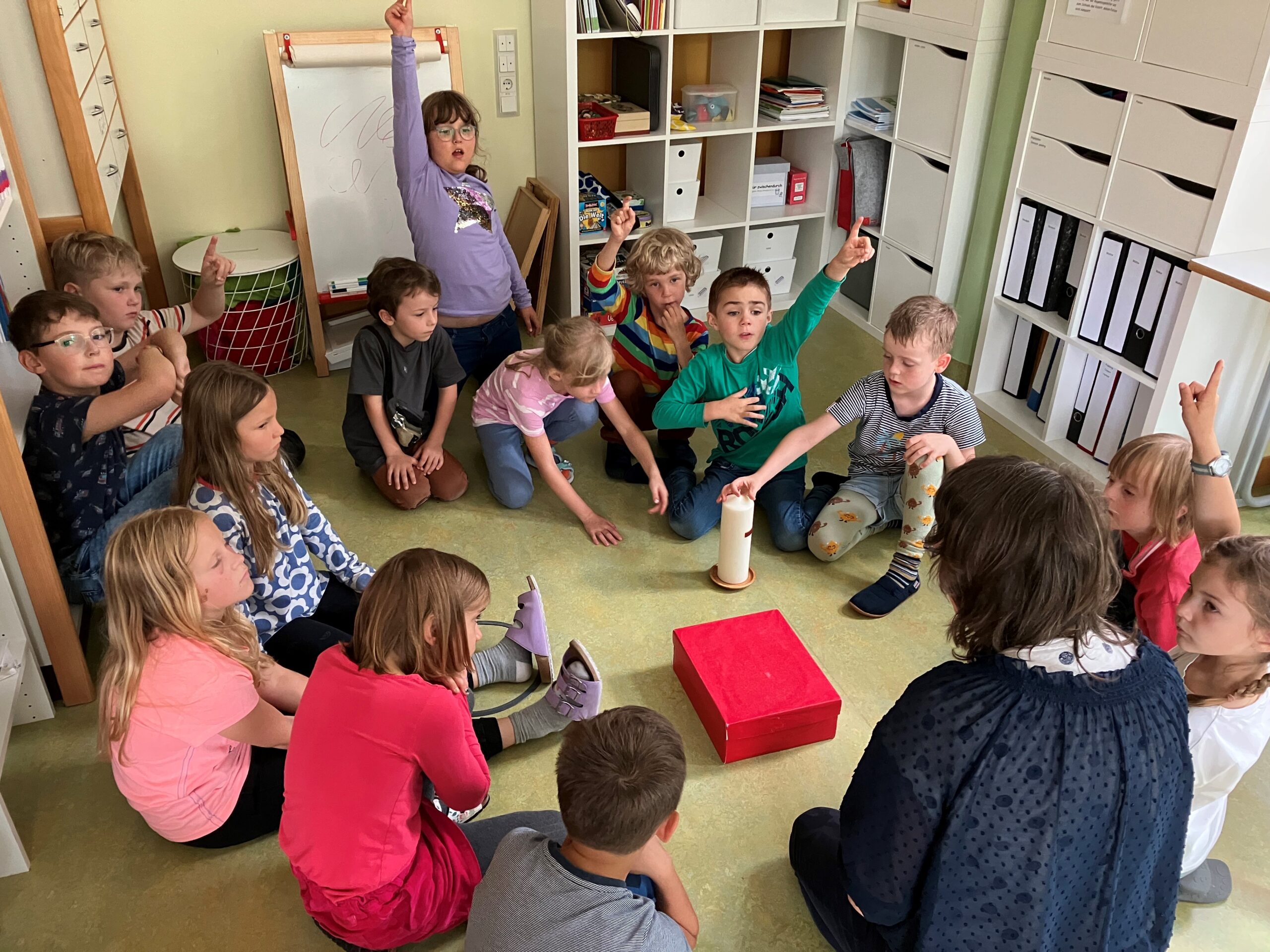 Evangelische Gemeinschaftsschule Weimar, Schüler sitzen auf dem Boden im Klassenzimmer