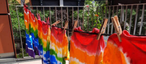 Evangelische Gemeinschaftsschule Weimar, bunte T-Shirts auf der Leine