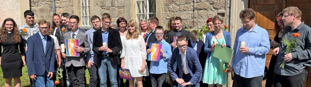 Fürstin-Anna-Luisen-Schule Bad Blankenburg, Schülergruppe vor der Kirche