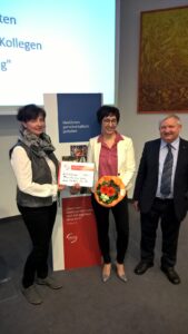 Fürstin-Anna-Luisen-Schule Bad Blankenburg, drei Persoen zeigen eine Urkunde