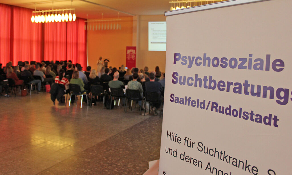 Psychosoziale Suchtberatung Rudolstadt, Blick in einen Veranstaltungsraum, viele Menschen von hinten zu sehen