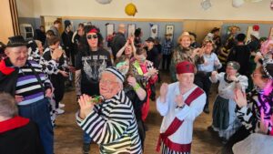 Werkstätten Christophrushof Altengesees_ viele verkleidete Menschen bei Fasching feiern, sie singen und tanzen