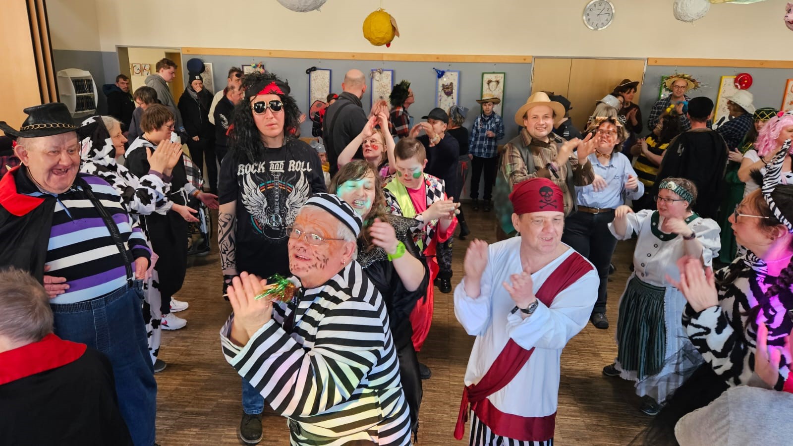Werkstätten Christophrushof Altengesees_ viele verkleidete Menschen bei Fasching feiern, sie singen und tanzen