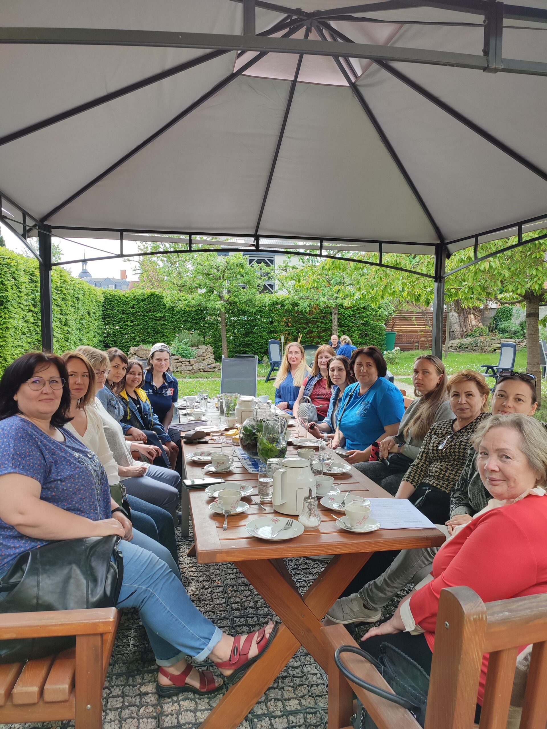 Frauenzentrum Waage_Saalfeld_viele Frauen an einer Kaffeetafel