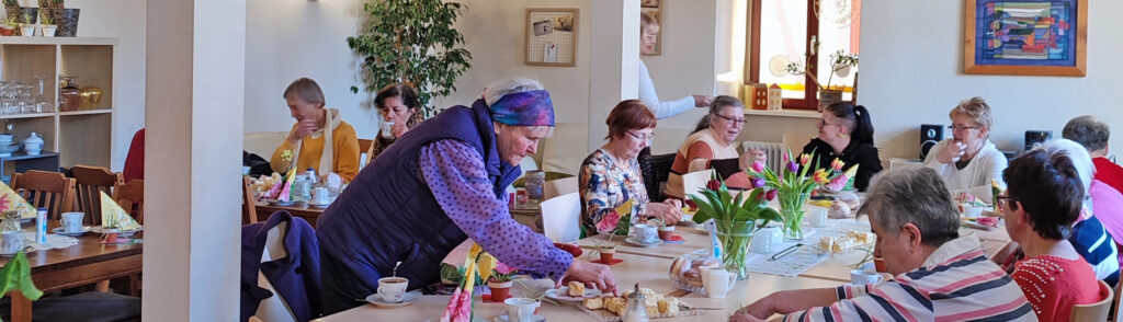 Frauenzentrum Waage_Saalfeld_Frauen beim Basteln