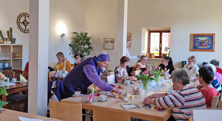 Frauenzentrum Waage_Saalfeld_Frauen beim Basteln