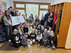 Freie Montessori-Gemeinschaftsschule Bad Lobenstein - fünf Mädchen halten sich im Arm