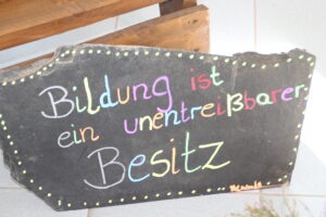 Freie Montessori-Gemeinschaftsschule Bad Lobenstein - eine Schiefertafel mit der Aufschrift Bildung ist ein unentreißbarer Besitz
