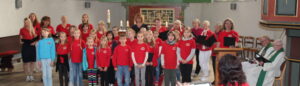 Freie Montessori-Gemeinschaftsschule Bad Lobenstein - Schüler singen am Altar der Bad Lobensteiner Kirche
