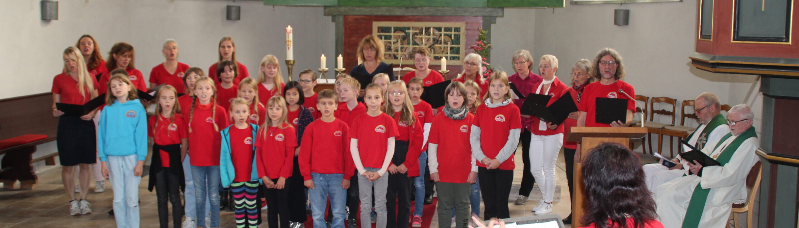 Freie Montessori-Gemeinschaftsschule Bad Lobenstein - Schüler singen am Altar der Bad Lobensteiner Kirche