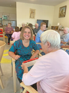Freie Montessori-Gemeinschaftsschule Bad Lobenstein - Schüler musizieren mit alten Menschen