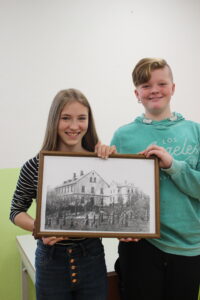 Freie Montessori-Gemeinschaftsschule Bad Lobenstein - Schüler zeigen ein Bild vom Michaelisstift Gefell