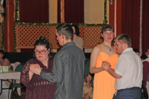 Freie Montessori-Gemeinschaftsschule Bad Lobenstein - Schulball, Schüler tanzen