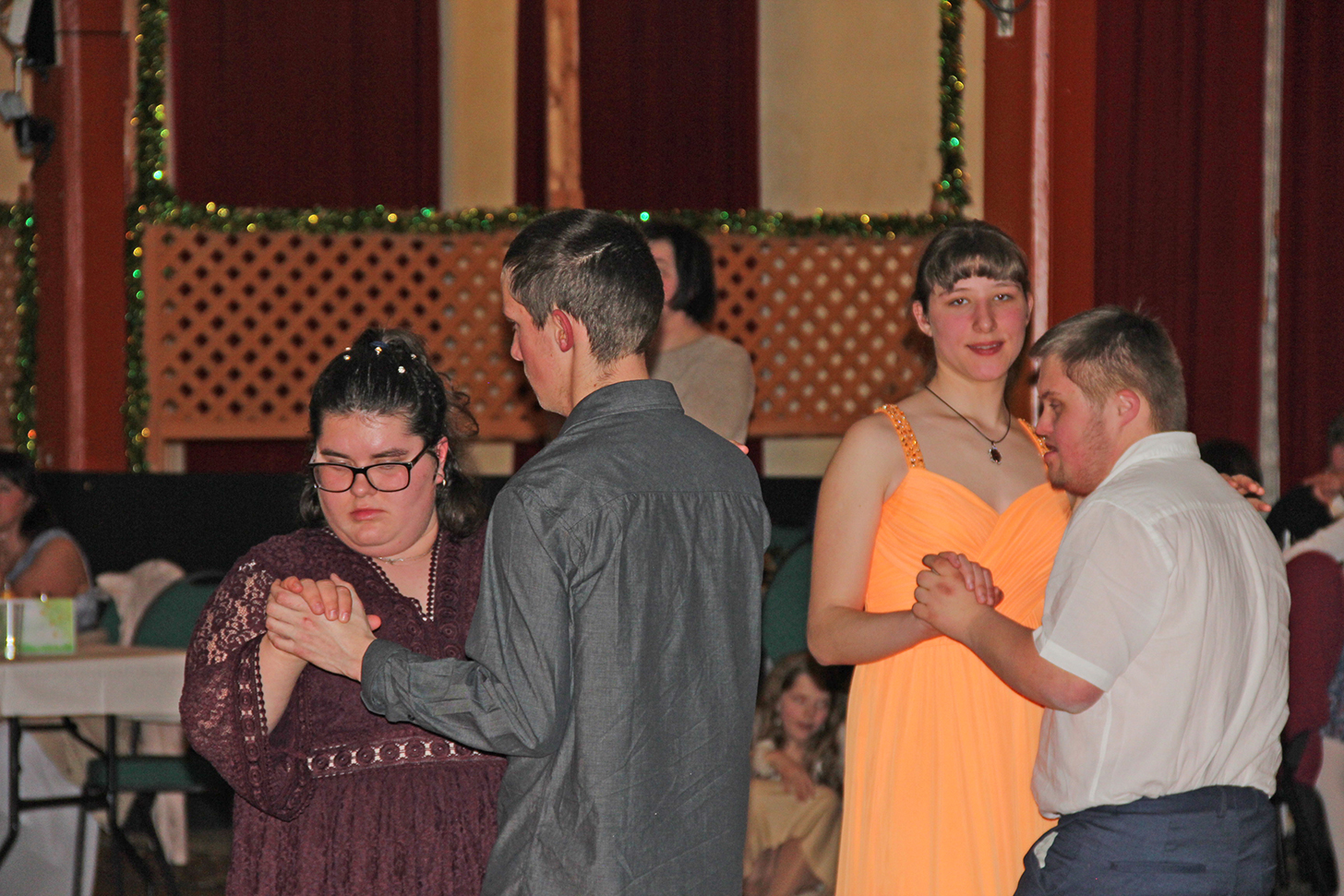 Freie Montessori-Gemeinschaftsschule Bad Lobenstein - Schulball, Schüler tanzen