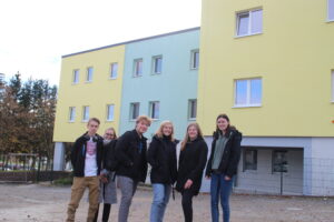 Freie Montessori-Gemeinschaftsschule Bad Lobenstein - Schüler vor dem Schulhaus