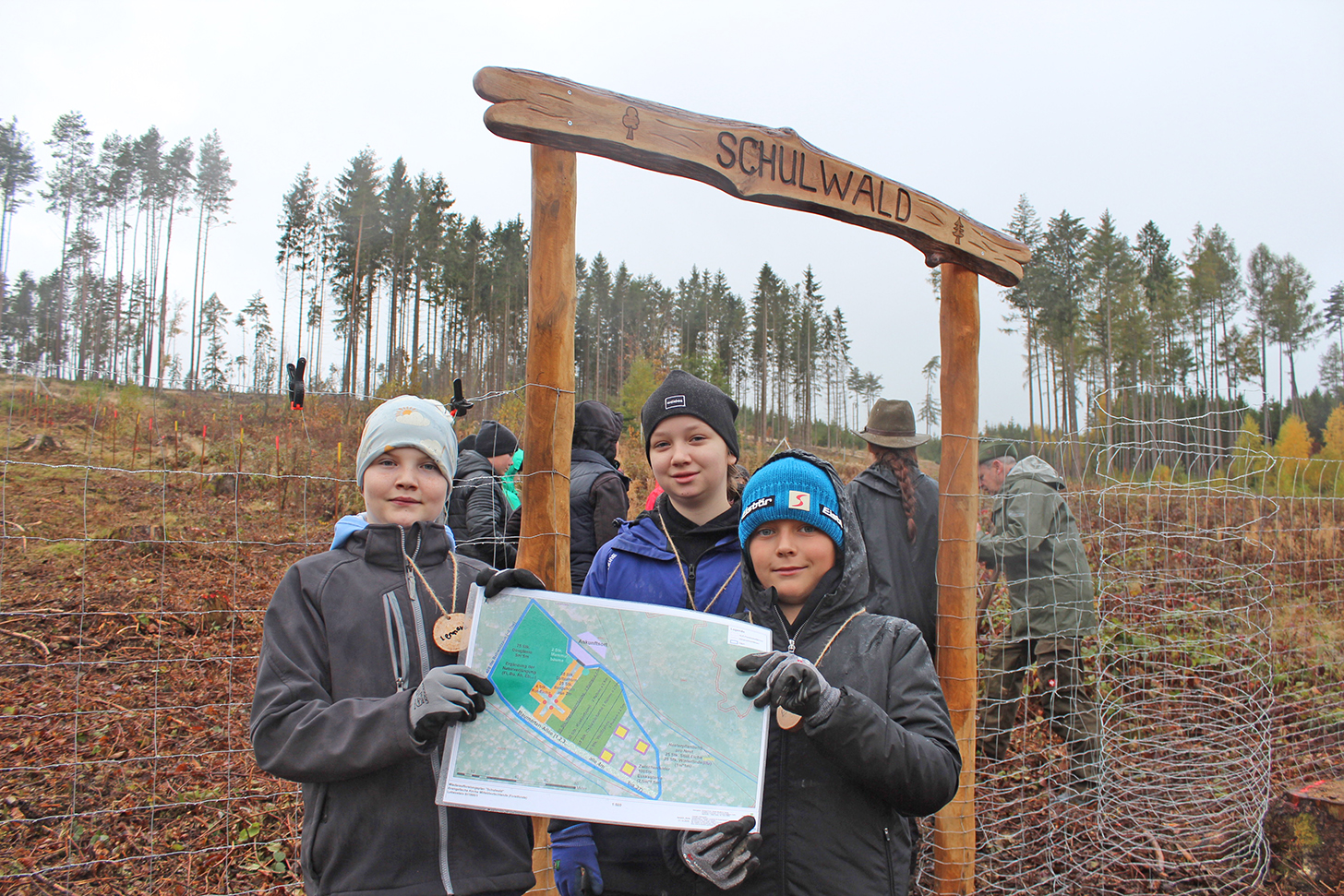 Freie Montessori-Gemeinschaftsschule Bad Lobenstein - Kinder im Schulwald, sie halten einen Pflanzplan