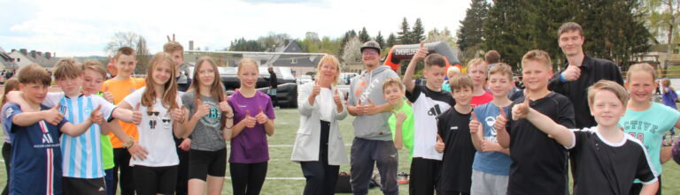 Freie Montessori-Gemeinschaftsschule Bad Lobenstein - viele Schüler auf dem Sportplatz