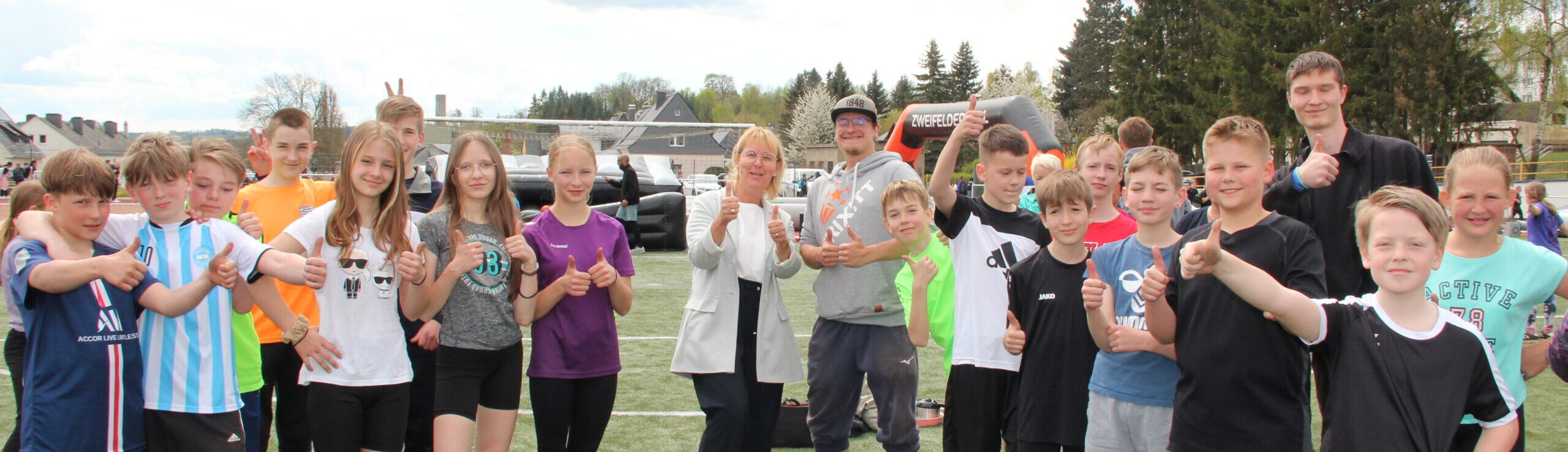 Freie Montessori-Gemeinschaftsschule Bad Lobenstein - viele Schüler auf dem Sportplatz