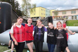 Freie Montessori-Gemeinschaftsschule Bad Lobenstein - fünf Mädchen halten sich im Arm