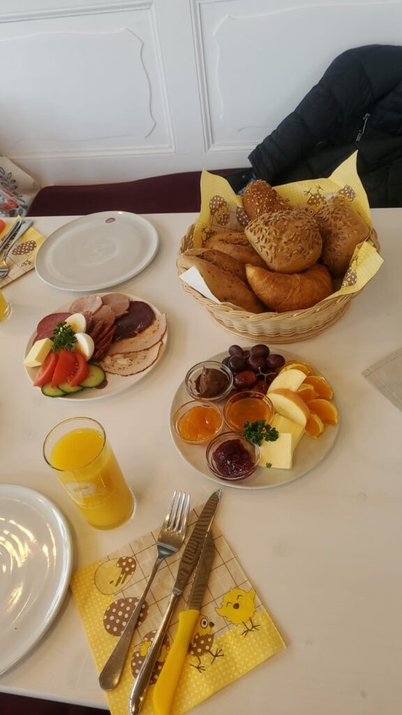 bunt gedeckter Frühstückstisch