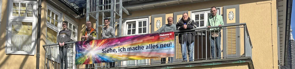 Besondre Wohnform Bad Blankenburg Sechs Menschen stehen auf den Balkon eines Hauses