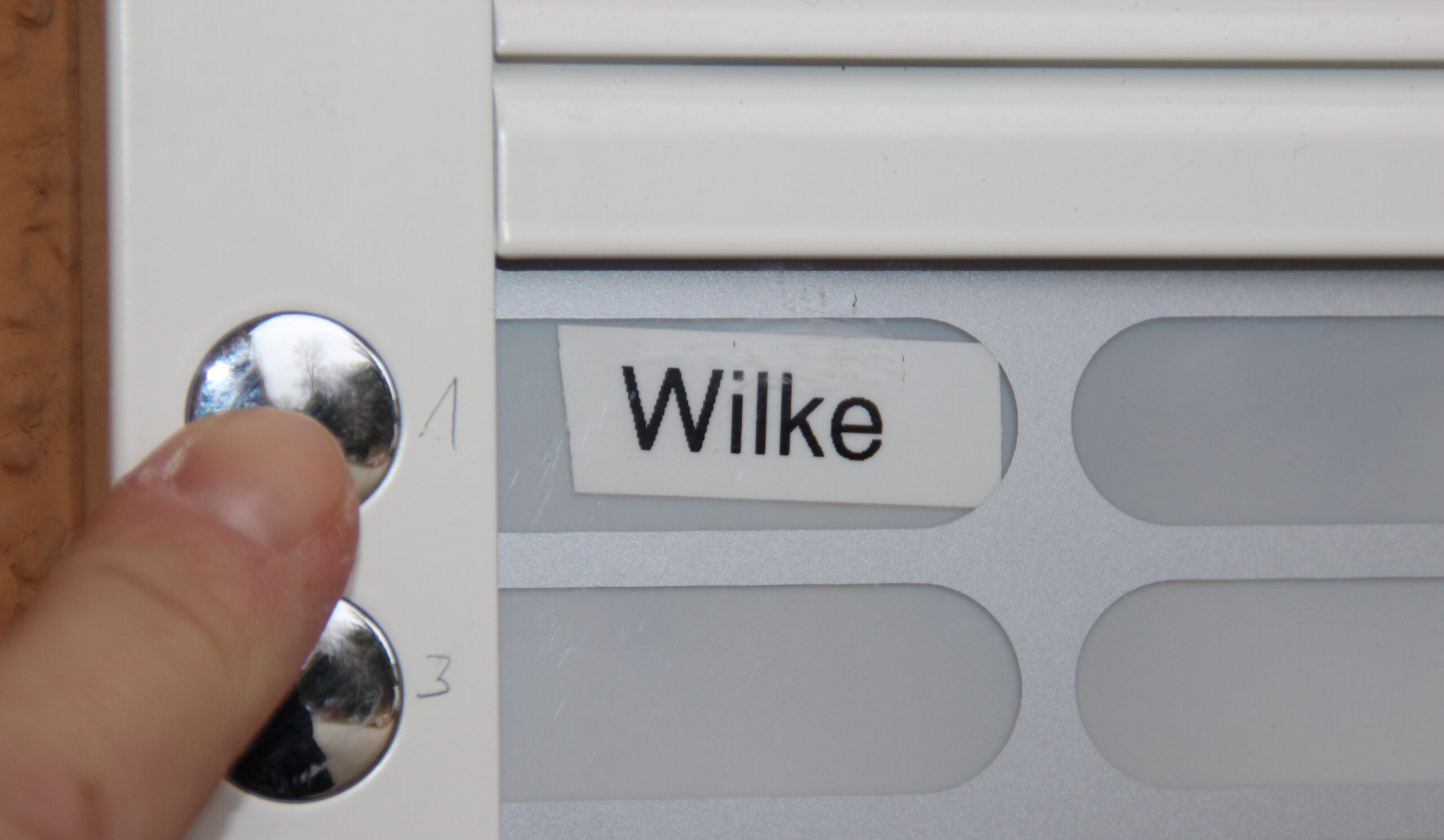 Haus Maria_Saalburg, Klingelkopf mit Namensschild