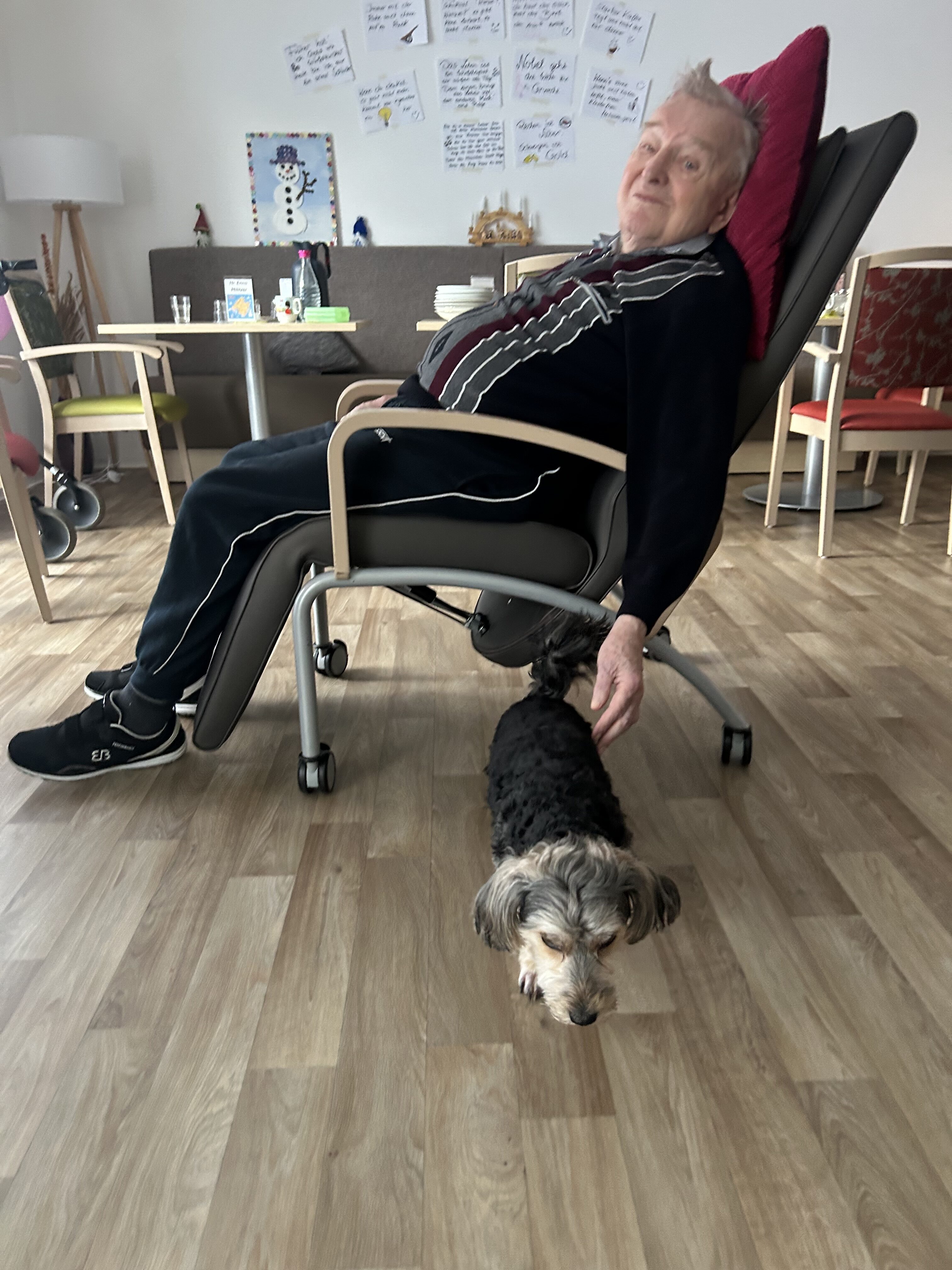 Tagespflege St. Martin Ebersdorf, ein Mann mit einem Hund