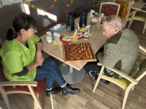 Tagespflege St. Martin Ebersdorf, Mann und Frau bei einem Brettspiel