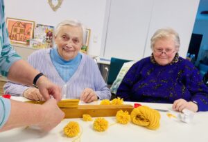 Tagespflege St. Martin Ebersdorf, zwei Frauen beim Backen