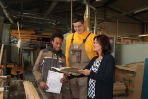 Jobmanager Saale-Orla, drei Personen schauen in einen Ordner