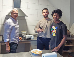 Jobmanager Saale-Orla, drei Männer beim Waffeln backen