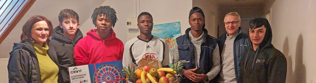 Jobmanager Saale-Orla, Personengruppe mit Geschenken