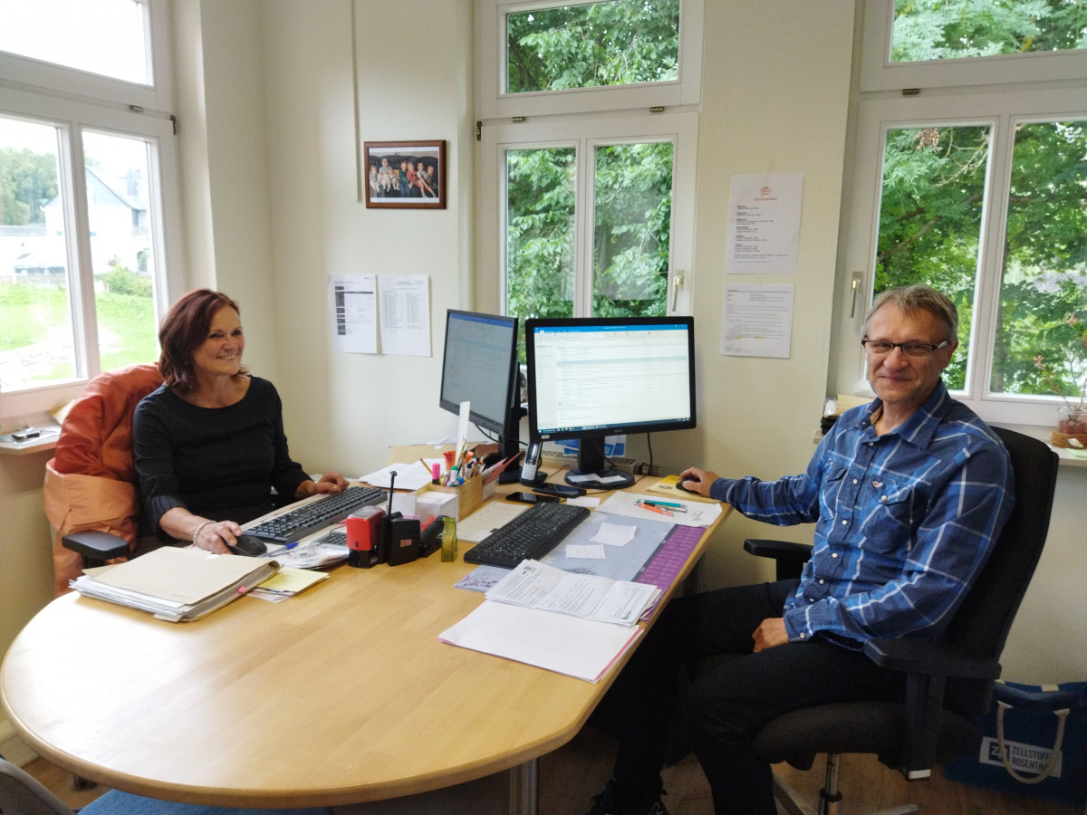 Jobmanager Saale-Orla, zwei Personen im Büro an Computerarbeitsplätzen