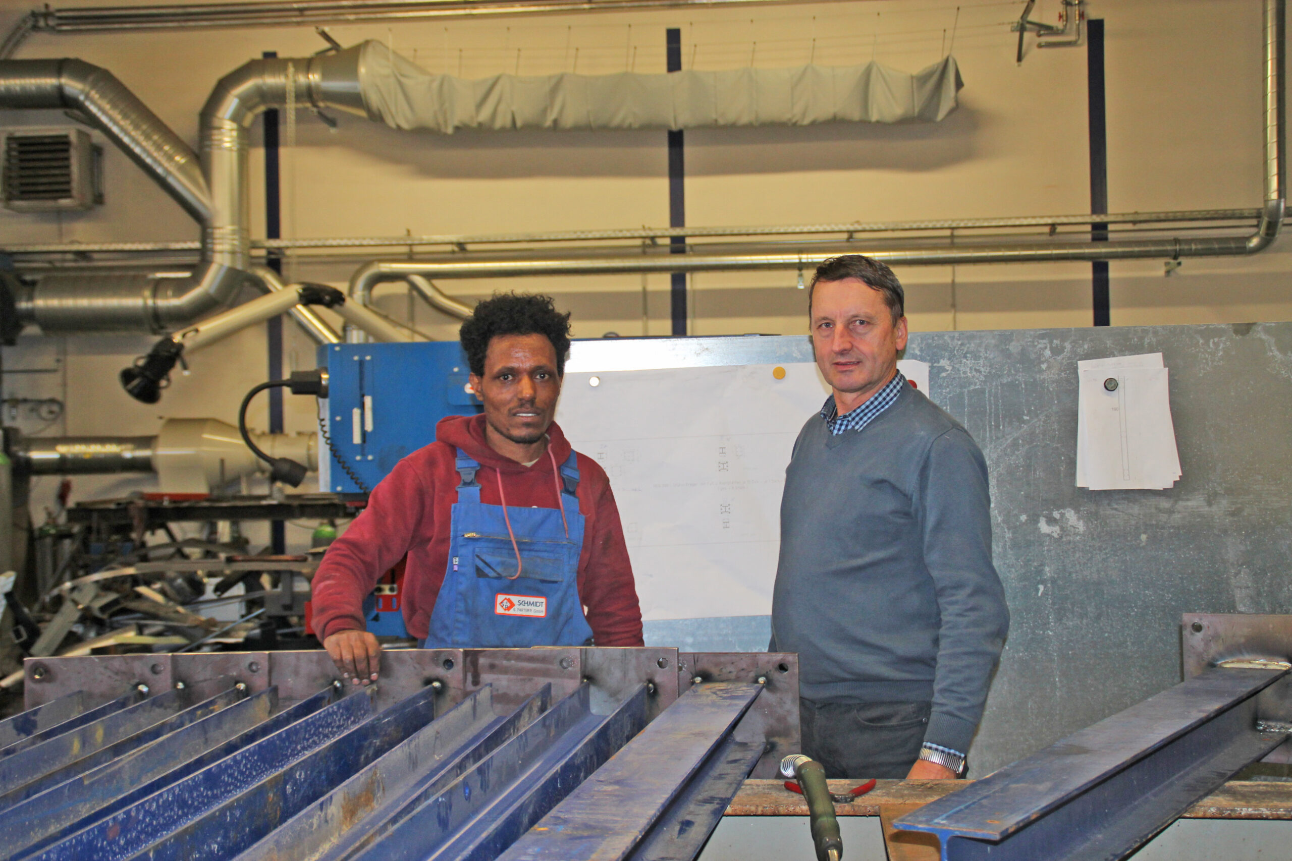 Jobmanager Saale-Orla, zwei Männer in einer Metallwerkstatt